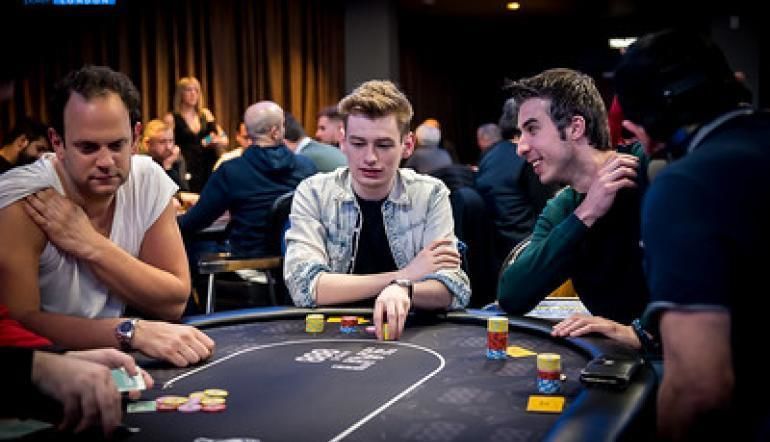 É melhor jogar poker em reais ou em dólares?