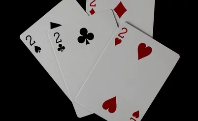 O 2 é a carta mais subestimada no poker? Lições de GTO sobre os duques