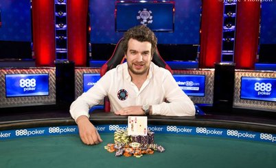 A mão que  Chris Moorman perdeu mais da metade do seu stack antes de ganhar seu 1º bracelete em 2017