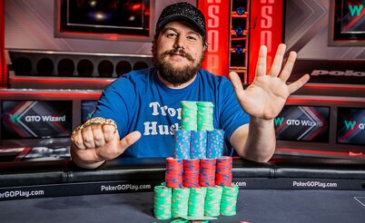 Shaun Deeb derrota brasileiro Aloísio Dourado e chega a seis braceletes da WSOP